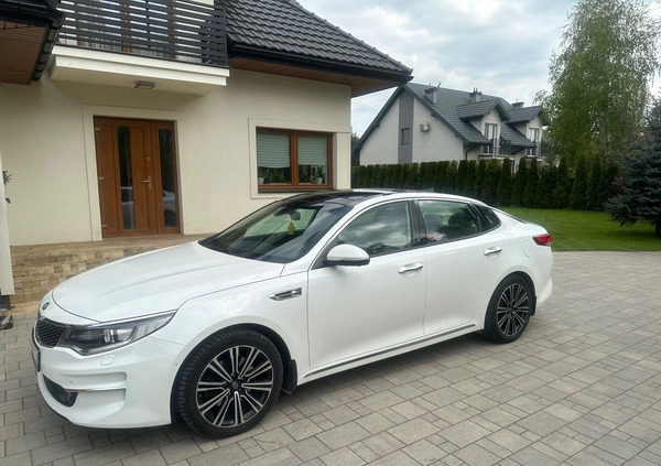 Kia Optima cena 61500 przebieg: 207000, rok produkcji 2015 z Wyszogród małe 379